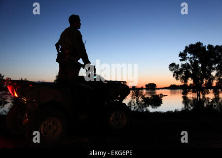 Ein US Border Patrol Agent schaut auf den Fluten, steht er auf seine All Terrain Vehicle (ATV) oben auf einem Deich in Dakota Dunes, SD  Kristoffer Grogan Stockfoto