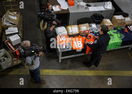 012914: Chief des Ortsverbandes International Mail an JFK International Airport Bill Rivera bekam interviewte zahlreiche Nachrichtenagenturen einschließlich: CNBC, Fox und Good Morning America. Bill sprach über gefälschte Super Bowl-Ware, die ins Land rechtzeitig für den Super Bowl am Sonntag gebracht wird. Am 28. Januar fanden die JFK International Mail Anlage Sendungen von gefälschten Trikots, die während des Super Bowl verkauft werden wollten. Die Trikots wurden der Broncos und Seahawks am meisten vermelden Spieler einschließlich: Peyton Manning und Russell Wilson.   Josh Denmark Stockfoto