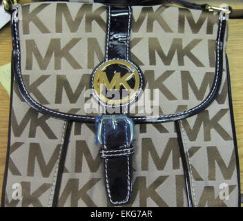 Am 15. Dezember 2012 beschlagnahmten CBP-Beamte im Hafen von Newark/New York gefälschte Designergegenstände, darunter eine Handtasche von Michael Kors, um die Bemühungen zur Bekämpfung von Verletzungen des geistigen Eigentums zu unterstreichen. Stockfoto