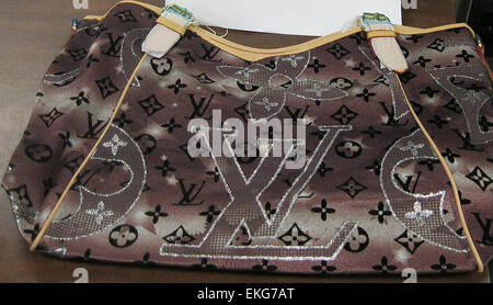 Am 15. Dezember 2012 beschlagnahmten US-Zoll- und Grenzschutzbeamte im Hafen von Newark/New York gefälschte Louis Vuitton Taschen, Gürtel und Geldbörsen, um das Eindringen gefälschter Designerprodukte in die USA zu verhindern Stockfoto