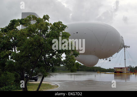 Das Tethered Aerostat Radar System (TARS) wurde in Cudjoe Key, Florida, eingesetzt, um potenzielle Bedrohungen zu überwachen und frühzeitig zu erkennen. TARS wird vom CBP-Büro für Luft- und Schifffahrt für Grenzsicherungseinsätze und die Überwachung des Luftraums in Küstengebieten eingesetzt. Stockfoto