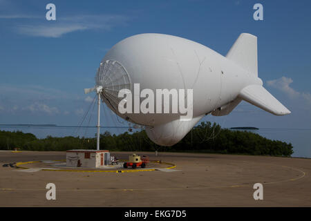 Am 22. Juli 2014 setzte das Office of Air and Marine des U.S. Customs and Border Protection das Tethered Aerostat Radar System (TARS) in Cudjoe Key ein. Dieses System dient der Überwachung und bietet Radarabdeckung über Küstengebieten, um tief fliegende Flugzeuge zu erkennen und die Grenzsicherheit zu erhöhen. Stockfoto