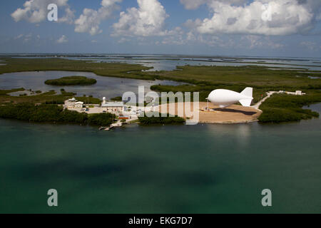 Am 22. Juli 2014 wurde ein Tethered Aerostat Radar System (TARS) in Cudjoe Key, Florida, eingesetzt. Das System wird für die Luftüberwachung eingesetzt, um die Grenzsicherheit zu verbessern und den Seeverkehr zu überwachen. Die Operation ist Teil der laufenden Bemühungen der CBP, die Grenzen der USA zu sichern. Foto von Donna Burton. Stockfoto
