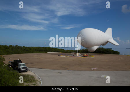 Das Tethered Aerostat Radar System (TARS) wird in Cudjoe Key, Florida, im Rahmen der Luftüberwachung und Grenzsicherung der CBP eingesetzt. Stockfoto