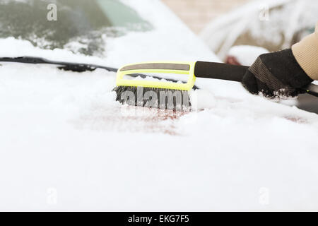 Nahaufnahme des Mannes Schnee vom Auto Reinigung Stockfoto