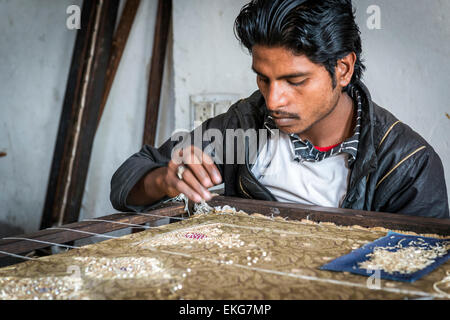 Handwerker-Hand Sticken Stoff mit Perlen und Pailletten in einer Textilfabrik in Jaipur, Rajasthan, Indien Stockfoto