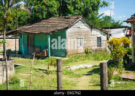 Kuba-Trinidad-Valle de Los Ingenios Tal der Zuckermühlen alte Plantage Holzhütte Schuppen Haus waschen auf Linie Motorrad Beiwagen Stockfoto