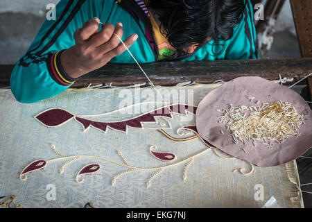 Handwerker-Hand Sticken Stoff mit Perlen und Pailletten in einer Textilfabrik in Jaipur, Rajasthan, Indien Stockfoto