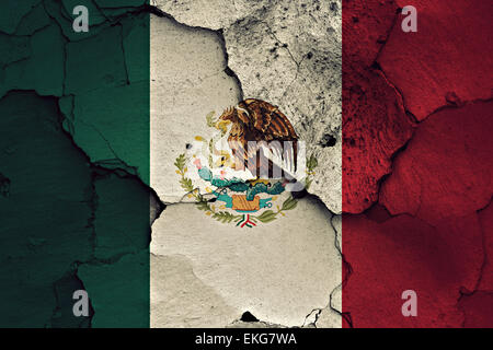 Flagge Mexikos auf rissige Wand gemalt Stockfoto