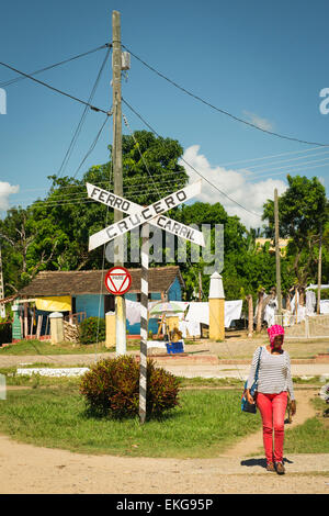 Kuba-Trinidad-Valle de Los Ingenios, Tal der Zuckermühlen, Torre de Manaca-Iznaga, Ferro Carril Crucero Bahn Bahnübergang Stockfoto