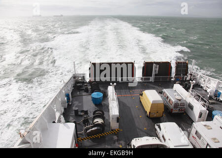 Fahrzeuge auf dem Achterdeck der Bretagne Fähre Cap Finisterre im Solent nähert sich Portsmouth Stockfoto