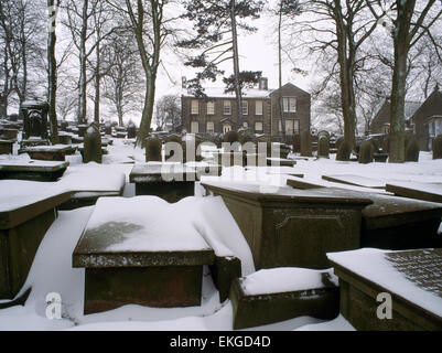 Bronte Parsonage Museum und Haworth Kirchhof im Schnee. West Yorkshire, England Stockfoto