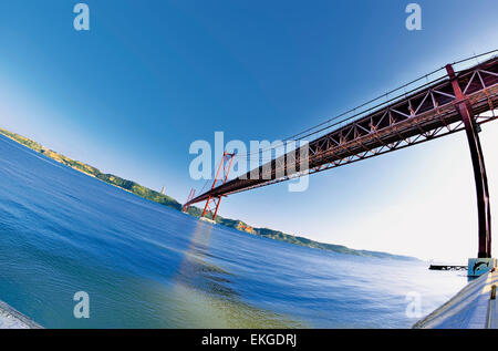 Portugal, Lissabon: Andere Sicht auf die Brücke Ponte 25 de Abril Stockfoto