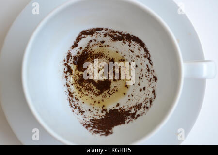 Teeblätter in der Tasse Stockfoto