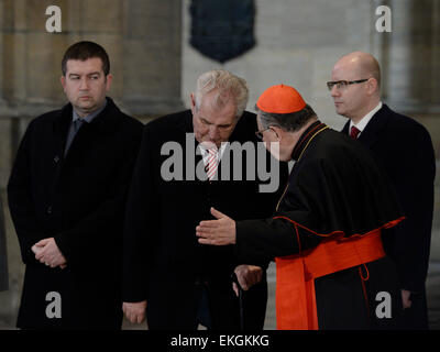 Tschechische Top-Beamten, die Inhaber der Schlüssel zur Krone Kammer mit Insignien sind, treffen sich zum Projekt der neuen Orgel für die St.-Veits-Dom in Prag, Tschechische Republik, 10. April 2015 beginnen. Im Bild von links: Vorsitzender des tschechischen Abgeordnetenhauses Jan Hamacek, Tschechische Präsident Milos Zeman, Kardinal Dominik Duka und Premierminister Bohuslav Sobotka. (CTK Foto/Michal Krumphanzl) Stockfoto