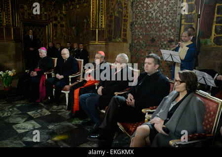 Tschechische Top-Beamten, die Inhaber der Schlüssel zur Krone Kammer mit Insignien sind, treffen sich zum Projekt der neuen Orgel für die St.-Veits-Dom in Prag, Tschechische Republik, 10. April 2015 beginnen. Im Bild von links: Bischof Vaclav Maly, Premierminister Bohuslav Sobotka, Kardinal Dominik Duka, Tschechische Präsident Milos Zeman, der Abgeordnetenkammer der Tschechischen Vorsitzender Jan Hamacek und Prag Bürgermeister Adriana Krnacova. (CTK Foto/Michal Krumphanzl) Stockfoto