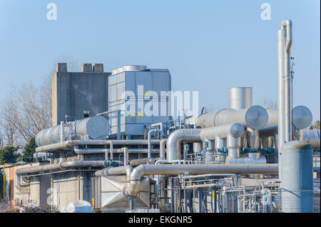 Serie von Rohren und Behältern einer chemischen Anlage Stockfoto