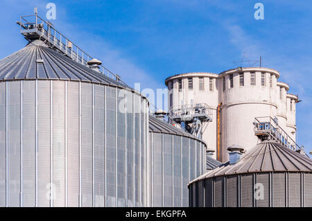 Lagerung Anlage Getreide und Erzeugung von Biogas; Silos und Trocknung Türme Stockfoto