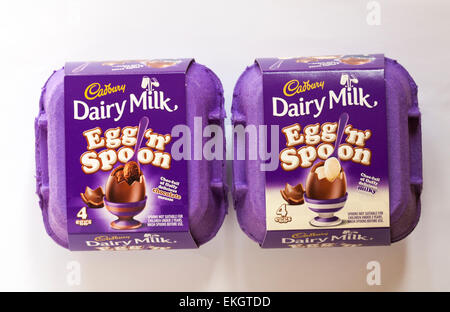 Kartons von Cadbury Dairy Milk Ei'n'Löffel - choc - voll von Flauschigen lecker milchig Mousse und Mousse au Chocolat - bereit für Ostern Stockfoto