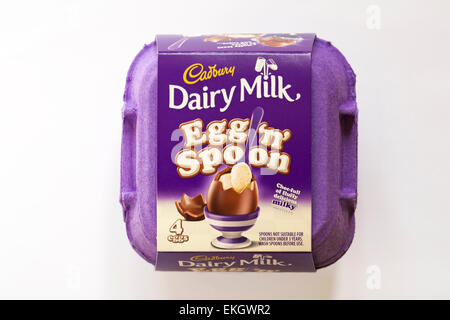 Karton von Cadbury Dairy Milk Ei'n'Löffel - choc - voll von Flauschigen lecker milchig Mousse auf weißem Hintergrund - bereit für Ostern Stockfoto