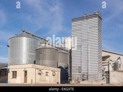 Lagerung Anlage Getreide und Erzeugung von Biogas; Silos und Trocknung Türme Stockfoto