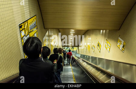 Langen Rolltreppen der Toei Oedo Linie Roppongi Station, Minato-Ku, Tokyo, Japan Stockfoto