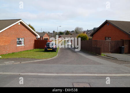 Sackgasse in einer Wohnsiedlung Gehäuse des Bungalows im Vereinigten Königreich Stockfoto