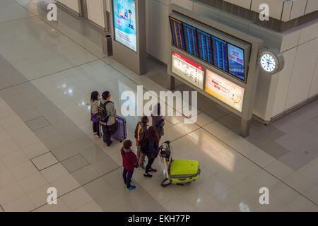 Blick auf Display der Abreise am Flughafen Hongkong Passagiere Stockfoto