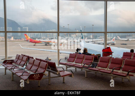 Passagiere warten auf ihren Flug am Flughafen Hongkong Stockfoto