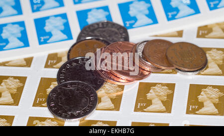 UK erster und zweiter Klasse Briefmarken, Münzen. Stockfoto