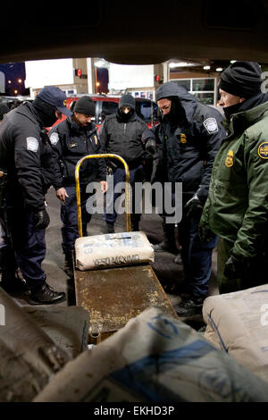 CBP Operationen Stabsoffiziere und Border Patrol Agenten arbeiten zusammen während einer Gelenkoperation illegale Drogen Schmuggel durch El Paso Zollhäfen ausrichten. Stockfoto