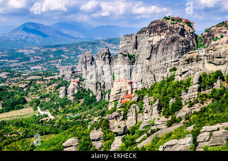 Meteora, Griechenland. Berglandschaft mit Meteora Felsen und Kloster Roussanou, Landschaft Platzieren der Klöster auf dem Felsen. Stockfoto