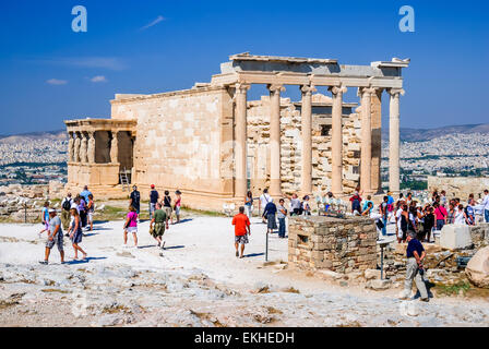 Touristen auf dem berühmten Akropolis-Hügel genießen Erechtheion Tempels Denkmal in Athen, Griechenland. Stockfoto