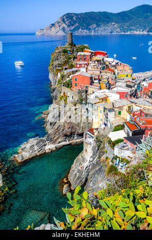 Cinque Terre, Italien. Malerische Aussicht auf bunten Dorf Vernazza und Se Mittelmeer Küste in Ligurien, italienische Wahrzeichen. Stockfoto