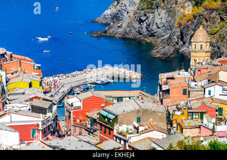 Cinque Terre, Italien. Malerische Aussicht auf bunten Dorf Vernazza und Se Mittelmeer Küste in Ligurien, italienische Wahrzeichen. Stockfoto