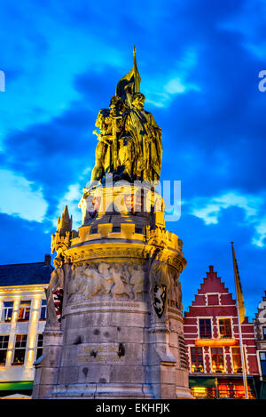 Brügge, Belgien. Nacht Bild Nordseite des Grote Markt (Markt) mit bezaubernden Straßencafes, Treffpunkt der Brugelings. Stockfoto