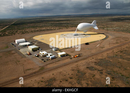 Der US-Zoll- und Grenzschutz setzte das Tethered Aerostat Radar System (TARS) in Deming (New Mexico) ein, um die Grenzsicherheit zu verbessern und den Luftraum entlang der Grenze zwischen den USA und Mexiko auf illegale Aktivitäten zu überwachen. Stockfoto