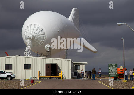 Das Office of Air and Marine der US Customs and Border Protection betreibt das Tethered Aerostat Radar System (TARS) in Deming, New Mexico. Dieses Radarsystem spielt eine entscheidende Rolle bei der Überwachung und Erkennung von Bedrohungen aus der Luft, illegalen grenzüberschreitenden Aktivitäten und der Verbesserung der Grenzschutzmaßnahmen entlang der Grenze zwischen den USA und Mexiko. Stockfoto