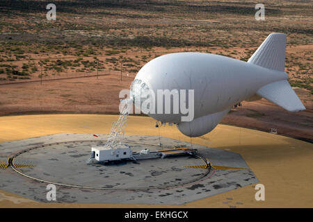Das CBP Office of Air and Marine betreibt in Deming, New Mexico, das Tethered Aerostat Radar System (TARS), um die Grenzsicherheit zu verbessern. Das System dient der Überwachung und Erkennung von Luftbedrohungen entlang der Grenze zwischen den USA und Mexiko. Stockfoto