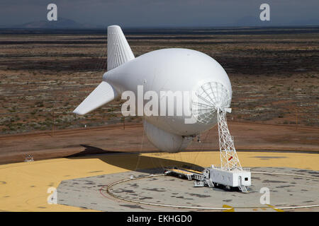 Das vom CBP Office of Air and Marine in Deming, New Mexico, eingesetzte Tethered Aerostat Radar System (TARS) verbessert die Überwachung und Sicherung der Grenze zwischen den USA und Mexiko durch fortschrittliche Radarüberwachung. Stockfoto