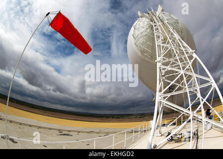 Das CBP Office of Air and Marine betreibt in Deming (New Mexico) das Tethered Aerostat Radar System (TARS), das erweiterte Überwachungskapazitäten für die Grenzsicherheit und die Aufdeckung illegaler Aktivitäten bietet. Stockfoto