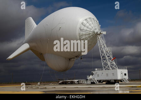Das CBP Office of Air and Marine setzte das TARS-System (Tethered Aerostat Radar System) in Deming (New Mexico) ein, um die Grenzsicherheit durch die Bereitstellung von Überwachungs- und Aufspürungskapazitäten in der Region zu verbessern. Stockfoto