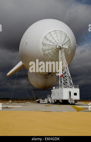 Das CBP Office of Air and Marine nutzt das Tethered Aerostat Radar System (TARS) in Deming, New Mexico, für die Luftüberwachung. TARS wird verwendet, um Grenzgebiete auf illegale Aktivitäten zu überwachen und die Sicherheit des Luftraums entlang der Grenze zwischen den USA und Mexiko zu verbessern. Stockfoto