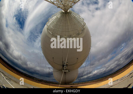 Das Office of Air and Marine der US Customs and Border Protection betreibt das Tethered Aerostat Radar System (TARS) in Deming, New Mexico, um die Grenzsicherheit durch Luftüberwachung zu verbessern. Stockfoto