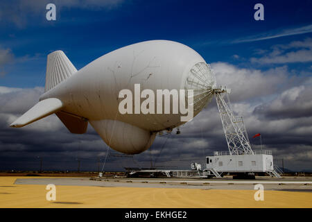 Das Air and Marine Office of U.S. Customs and Border Protection setzte in Deming, New Mexico, das Tethered Aerostat Radar System (TARS) ein, um die Grenzüberwachung und Sicherheitsmaßnahmen in der Region zu verbessern. Stockfoto