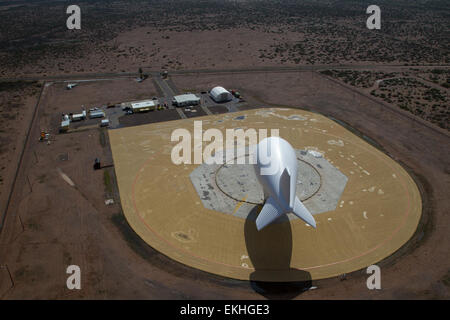 Das U.S. Customs and Border Protection Office of Air and Marine in Deming, New Mexico, betreibt das Tethered Aerostat Radar System (TARS) zur Überwachung und Sicherung der südlichen Grenze der USA. Das System hilft bei der Verfolgung von Bedrohungen durch die Luft und verbessert die Grenzsicherheit. Stockfoto