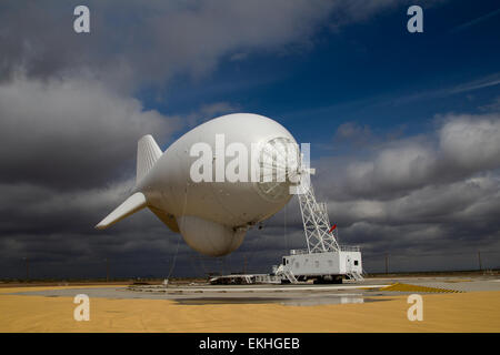 Das Office of Air and Marine der CBP betreibt das Tethered Aerostat Radar System (TARS) in Deming, New Mexico, um den US-Luftraum entlang der südlichen Grenze zu überwachen und zu sichern. TARS bietet erweiterte Radarfunktionen für den Grenzschutz. Foto von Donna Burton. Stockfoto