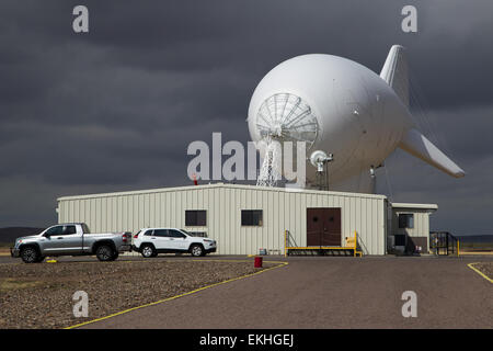 Das CBP Office of Air and Marine betreibt das TARS-System (Tethered Aerostat Radar System) in Deming, New Mexico, um die US-Grenzen auf illegale Aktivitäten wie Schmuggel zu überwachen. TARS bietet Überwachungskapazitäten für eine sichere Grenzdurchsetzung. Stockfoto