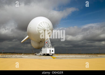 Das CBP Office of Air and Marine setzte in Deming (New Mexico) ein Tethered Aerostat Radar System (TARS) ein, um die Überwachungskapazitäten zu verbessern und bei Grenzsicherungseinsätzen in der Region zu helfen. Stockfoto