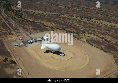 Das Office of Air and Marine der CBP nutzt das Tethered Aerostat Radar System (TARS) in Yuma, Arizona, für die Luftüberwachung und Grenzsicherung. Stockfoto